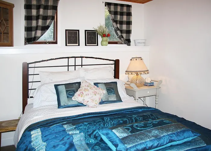 2 Moon Cottage